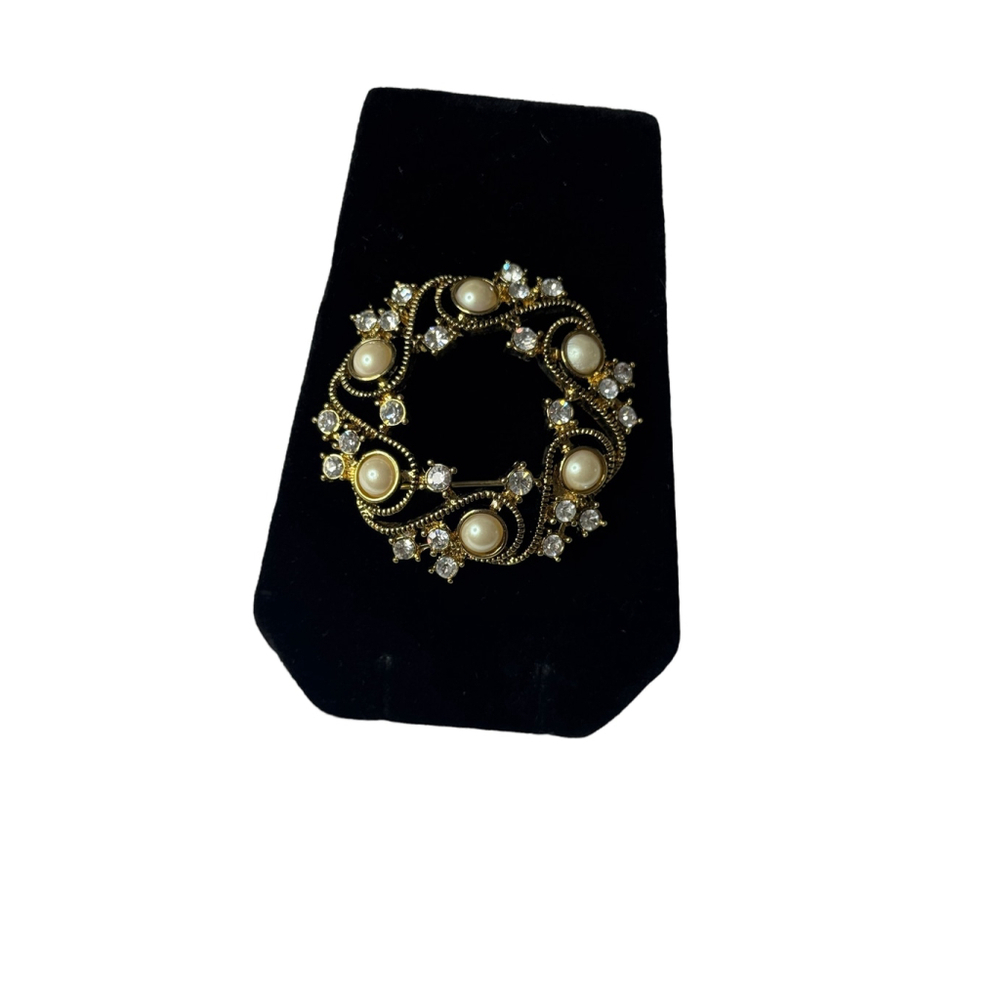Women's Monet Vintage Gold Tone Pearl Rhinestone Brooch Pin 1.75"